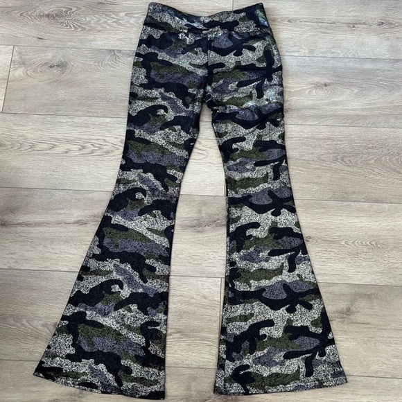 NWOT No Boundaries Sparkly Camouflage Flare Leggings M - Picture 1 of 4